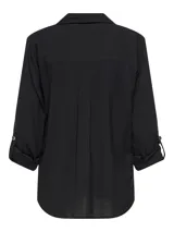 Camisa negra de manga larga con cuello clásico, ajuste holgado y cierre de botones.