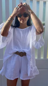 Short azul de lino con cinturón de rafia.