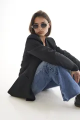 Lentes de sol con armazón y patillas metálicas plateadas, cristales oscuros con forma hexagonal facetada. La marca "AIRE" está grabada en la patilla derecha.