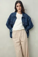 Pantalón baggy color beige de algodón con cintura elastizada.