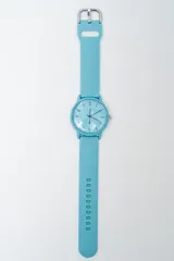 Reloj analógico con correa de silicona color rosa pálido y esfera blanca con números negros.