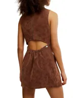 Mini vestido marrón de gamuza sintética, corte recto, cuello alto y sin mangas.