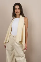 Chaleco marrón con diseño a cuadros, solapas anchas y bolsillos laterales.