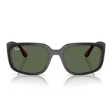 Lentes de sol Ray-Ban negros con forma rectangular y lentes verdes.
