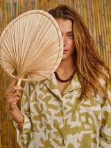 Camisa oversize con estampado abstracto en tonos verde oliva y blanco, de manga 3/4 y cuello camisero.