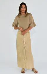 Conjunto color gris topo, compuesto por musculosa con cuello redondo y falda larga con cintura elastizada y cordón ajustable.