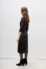 Falda larga negra con lentejuelas y forro interior.