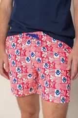 Short de baño rojo con estampado de flores y figuras geométricas en blanco y azul. Tiene cintura elástica con cordón ajustable azul.
