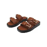 Sandalias negras con plataforma y dos tiras anchas con hebillas plateadas.