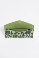 Monedero tipo sobre de Bimba y Lola con estampado animal print en tonos verde, negro y rosa.