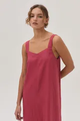 Vestido largo color fucsia de lino con tiras finas y volado en el bajo.