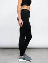 Calza deportiva negra con cintura alta con el logo de Umbro en gris.