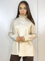 Sweater de punto beige con cuello alto y abertura frontal.