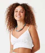 Blusa cropped blanca de laise con escote en pico, tirantes finos y bajo ancho.