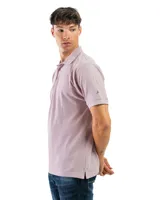 Remera polo verde con cuello y mangas con borde blanco, confeccionada en algodón.