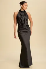 Vestido largo de satén negro con escote cowl y espalda descubierta. El drapeado delicado en el frente crea una silueta favorecedora.
