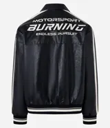 Campera masculina de cuero sintético, modelo boxy, con cuello inglés, manga larga, estampa lettering, detalles contrastantes, bolsillos y cierre por cremallera.