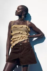 Shorts de jean blancos, tiro medio, corte mom fit, con cinco bolsillos y cierre frontal con cremallera y botón.