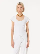 Remera blanca de algodón pima con escote en U, mangas cortas y logo bordado en la espalda.