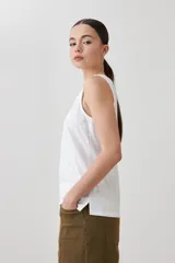 Musculosa color durazno con estampado paisley en relieve.