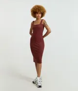 Vestido midi color borgoña, confeccionado en tejido de punto rib, con escote cuadrado y breteles anchos.