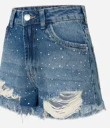 Short de jean de tiro alto, color azul denim, con desgarros, bajo deshilachado y detalles de strass.