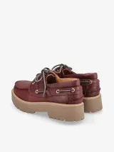 Zapato náutico con plataforma, parte superior de cuero en color marrón, forro de cuero y suela sintética.