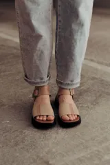 Sandalias de cuero color arena con base de goma negra, taco de 4cm y plataforma delantera de 1,5cm.