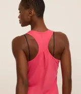 Musculosa deportiva roja de microfibra con perforaciones y espalda estilo nadador.