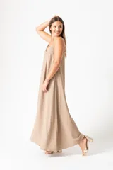 Vestido largo color beige, de corte recto y breteles finos.