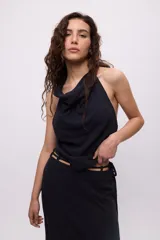 Top sin mangas con cuello halter y estampado a rayas verticales en tonos pastel.