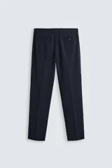 Pantalón de vestir azul marino, de corte slim fit, confeccionado en tejido con 17% de lana. Cuenta con bolsillos frontales y traseros de doble vivo con botón. Cierre frontal con cremallera y botón.