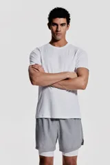 Remera deportiva blanca de corte estándar, con cuello redondo y mangas cortas. Confeccionada en tejido funcional DryMove™ que ayuda a absorber el sudor.