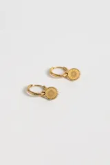 Par de aros dorados tipo argolla con dije colgante circular con diseño de sol.