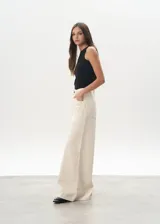 Pantalón de jean color crudo, de corte mega wide leg y tiro alto.