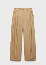 Pantalón de vestir color beige, de corte wide leg, tiro medio, con pinzas delanteras, bolsillos laterales y cierre con cremallera y botón.