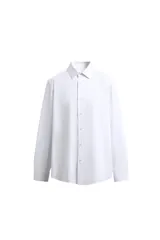 Camisa blanca de corte clásico, con cuello italiano, manga larga con puños abotonados y cierre frontal con botones.