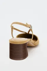 Zapato destalonado color beige de serraje, con punta fina, doble tira con hebilla ajustable al tobillo y tacón medio bloque de madera.