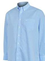 Camisa de hombre RKF, modelo WF PB, de manga larga con diseño a cuadros celestes y blancos. Tiene cuello abotonado, bolsillo en el pecho con logo bordado y tecnología wrinkle-free.