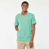 Remera verde de punto de piqué con cuello en V y mangas cortas.