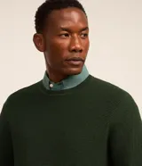 Suéter masculino de malla de viscosa y poliamida color gris claro, con textura de cuadros grid, cuello redondo y mangas largas.
