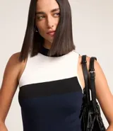 Blusa de punto sin mangas con cuello alto y bloques de color blanco, negro y azul marino.