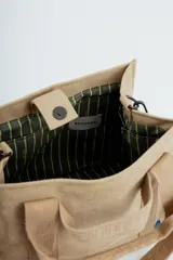 Cartera tipo tote bag color gris oscuro con estampado del logo de la marca en el frente y en las asas.