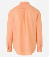 Camisa celeste de lino con cuello camisero, abotonadura frontal y mangas largas.