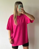 Remerón de algodón color fucsia, de corte oversize y manga corta.