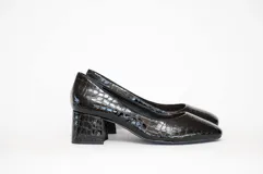 Zapatos de salón negros con textura grabada, tacón cuadrado de 5 cm y puntera ligeramente cuadrada y redondeada.