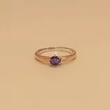 Anillo solitario de plata y oro con circonia violeta engarzada.
