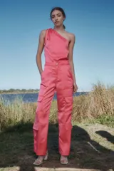 Pantalón cargo color coral de satén, de tiro medio con múltiples bolsillos y calce holgado.