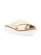 Sandalia de cuero color rosa con tiras cruzadas y suela anatómica acolchonada blanca.