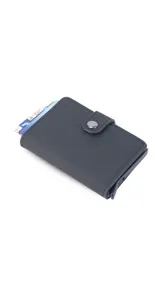 Tarjetero pequeño de símil cuero negro con sistema anti clonación, broche metálico y presilla. Posee compartimientos internos para tarjetas y un espacio central para billetes doblados.